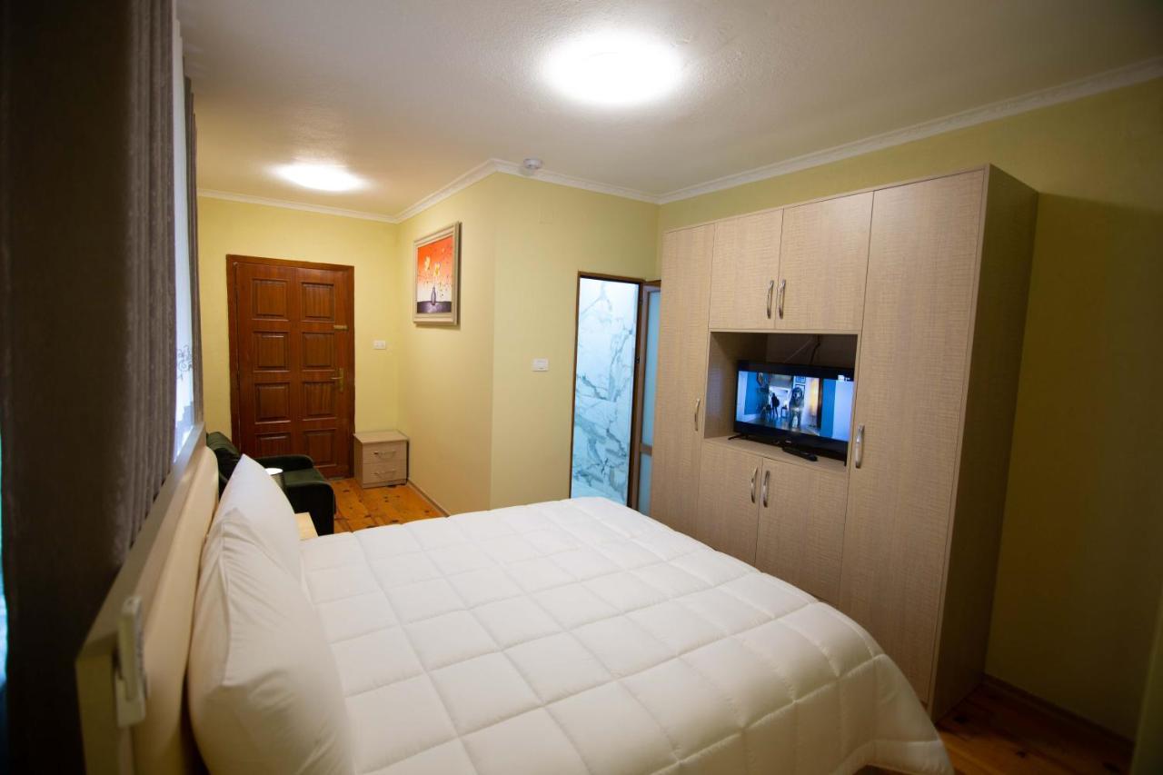 Vila Lika Hotel Korce Eksteriør billede