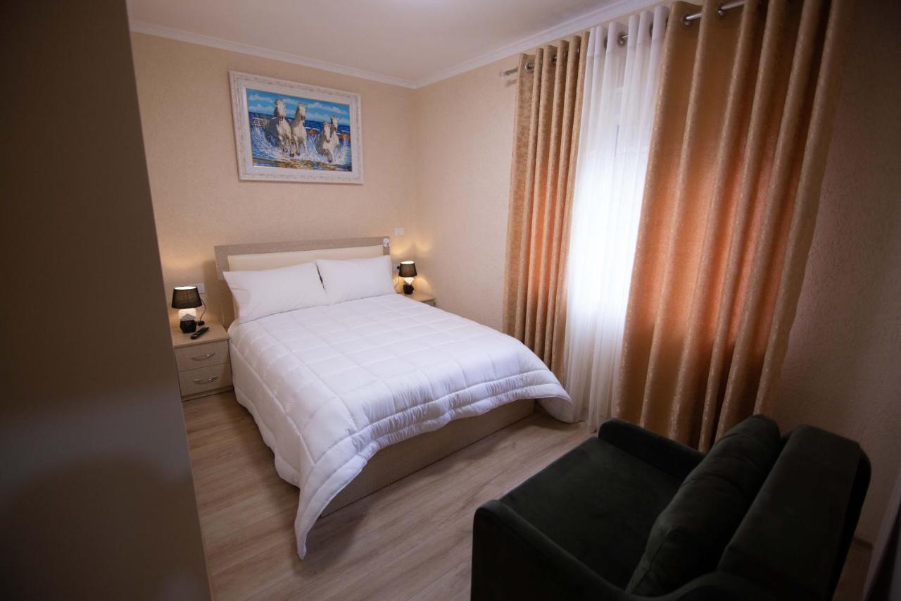 Vila Lika Hotel Korce Eksteriør billede