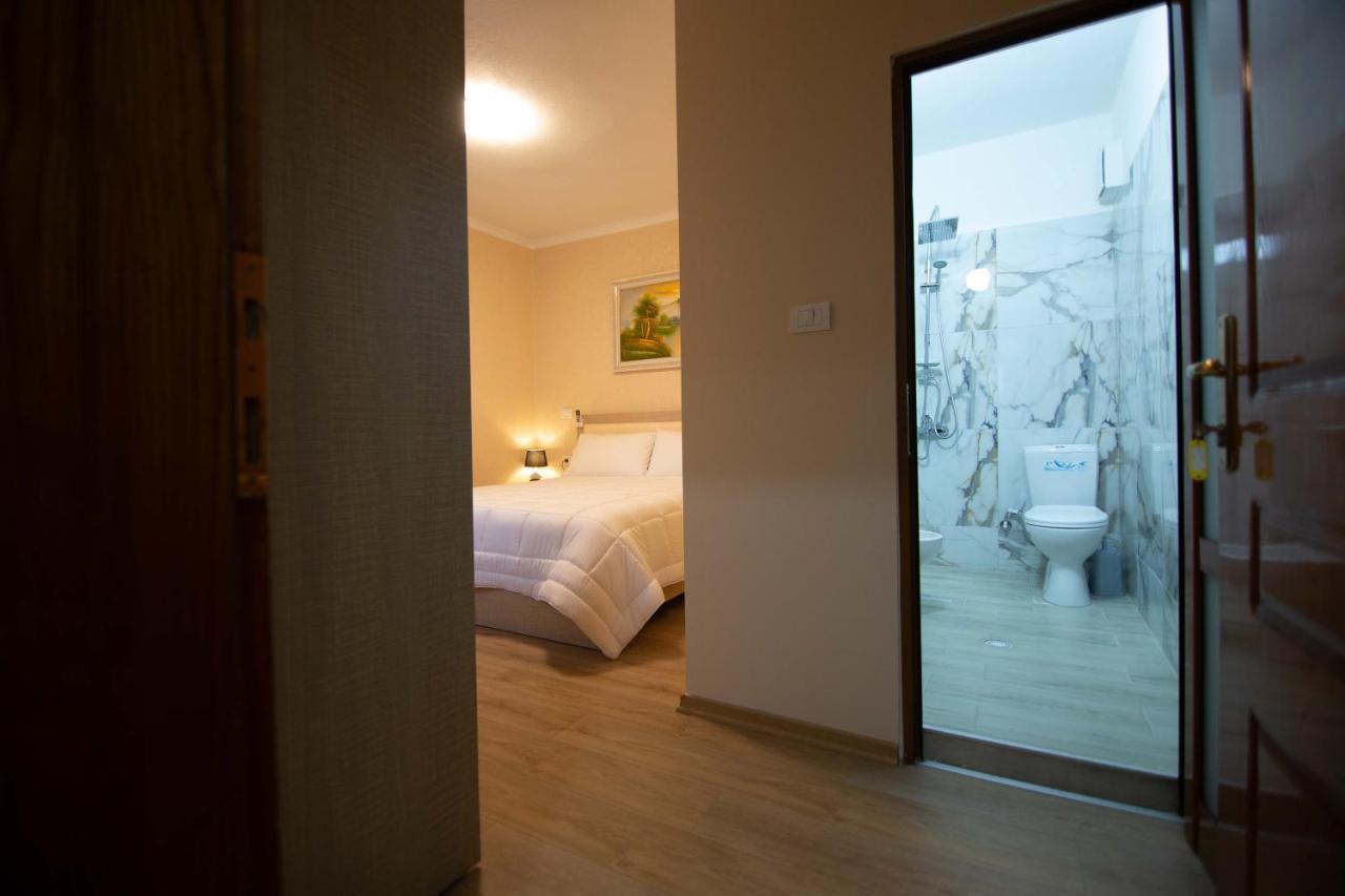 Vila Lika Hotel Korce Eksteriør billede