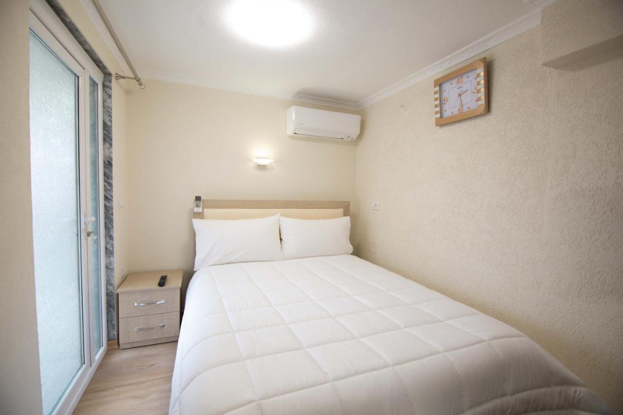 Vila Lika Hotel Korce Eksteriør billede
