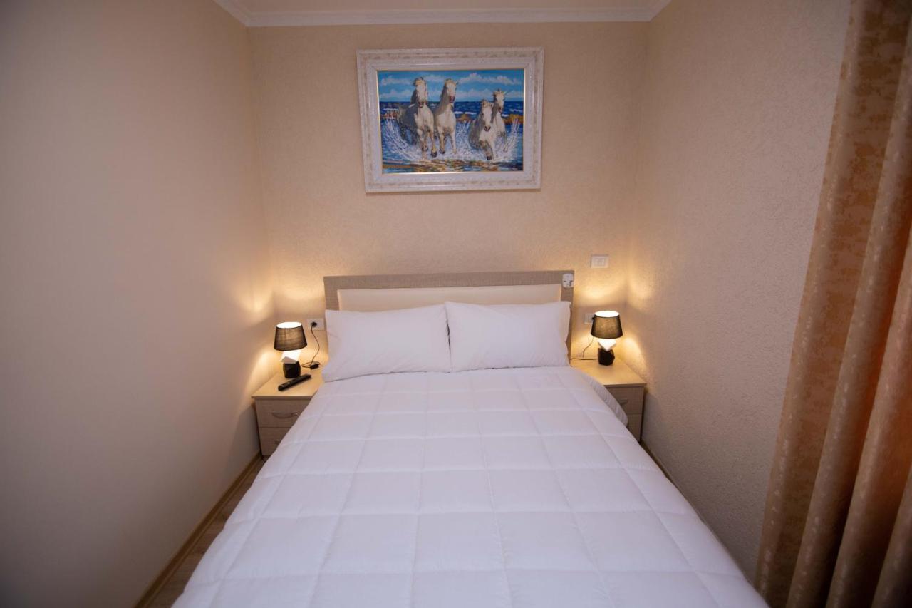 Vila Lika Hotel Korce Eksteriør billede