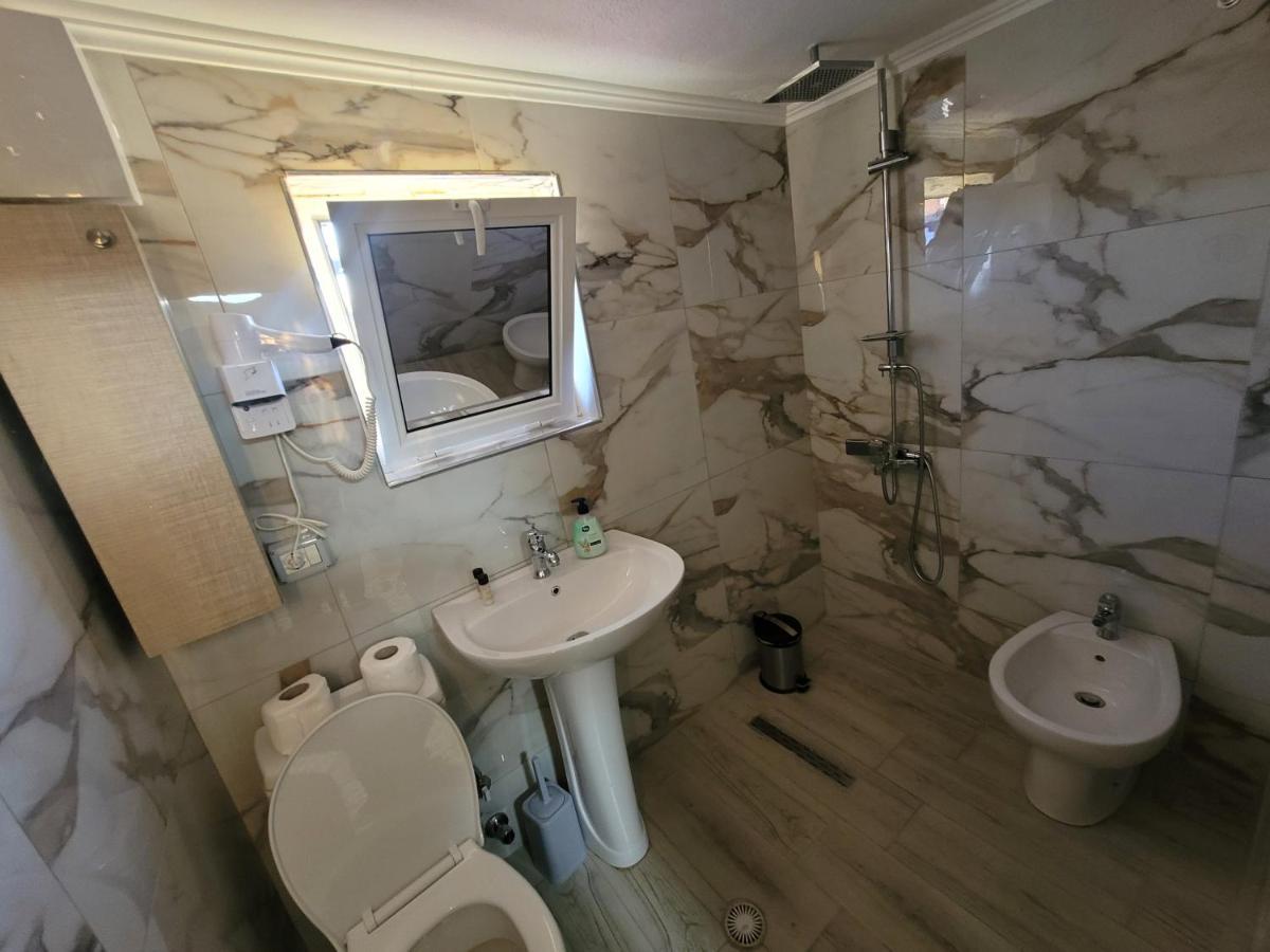 Vila Lika Hotel Korce Eksteriør billede